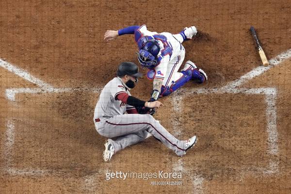 올 시즌 메이저리그 포스트시즌은 정규시즌 100승 이상 기록한 세 팀이 모두 조기에 탈락하는 등 작지 않은 이변이 발생하고 있다. 사진은 월드시리즈 2차전에서 홈으로 슬라이딩하는 애리조나 리베라의 모습. 게티이미지