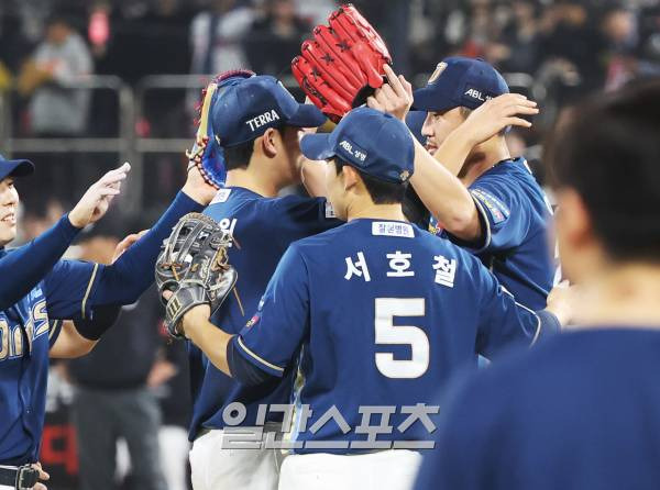 2023 KBO 프로야구 포스트시즌 kt위즈와 NC다이노스의 플레이오프 2차전 경기가 31일 오후 수원kt위즈파크에서 열렸다. 9회 말 2사 만루 슈퍼캐치로 경기를 끝낸 김주원을 이용찬이 포옹하고 있다. 수원=김민규 기자 mgkim1@edaily.co.kr /2023.10.31/