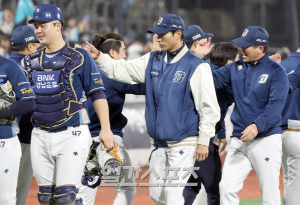 '2023 신한은행 SOL KBO 포스트시즌' NC다이노스와 kt위즈의 플레이오프 2차전 경기가 31일 오후 수원 kt위즈파크에서 열렸다. NC가 3-2 승리했다. 경기종료후 강인권 감독과 선수들이 승리세리머니 하고있다. 수원=정시종 기자 capa@edaily.co.kr /2023.10.31.