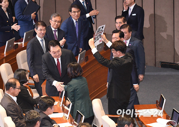 윤석열 대통령이 31일 오전 서울 여의도 국회 본회의장에서 2024년도 예산안 및 기금운용계획안에 대한 시정연설을 마친 뒤 퇴장하는 가운데, 강성희 진보당 의원이 '줄일 건 예산이 아니라 윤의 임기'라는 문구가 적힌 피켓을 들어보이고 있다. [사진=곽영래 기자]