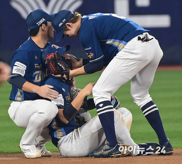 31일 오후 경기도 수원 KT위즈파크에서 열린 '2023 KBO 포스트시즌 플레이오프' 2차전 KT 위즈와 NC 다이노스의 경기가 3-2 NC의 승리로 끝났다. 9회말 2사 만루 상황 KT 오윤석의 타구를 NC 유격수 김주원이 잡아내고 동료들과 승리의 기쁨을 나누고 있다. [사진=정소희 기자]