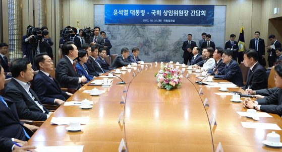 윤석열 대통령이 31일 국회에서 2024년도 예산안 및 기금운용계획안 대통령 시정연설을 마친 뒤 국회 상임위원장단 및 여야 원내대표와의 간담회에서 홍익표 더불어민주당 원내대표의 발언을 듣고 있다. 김현동 기자