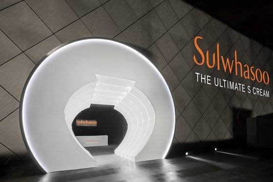 지난 9월 중국 상하이에서 설화수의 스킨케어 라인인 진설의 출시 행사가 열리고 있다. 사진 아모레퍼시픽