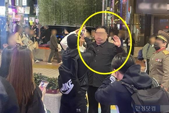 김정은 북한 국무위원장 코스프레를 하고 등장해 많은 시민들의 이목을 끈 인물. /사진=김세린 기자