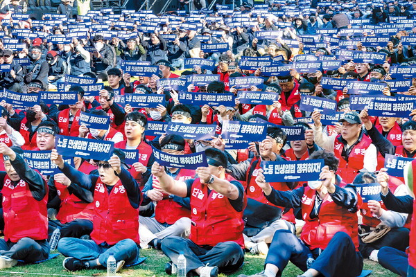 한국노총 부산지역본부 노조원은 31일 부산 부산진구 송상현광장에서 ‘노동탄압·노동개악 저지를 위한 부산지역본부 결의대회’를 열고 정부의 노동 정책 등을  규탄했다.  이원준 기자