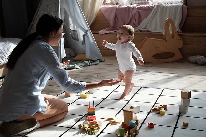 한국뇌연구원 연구진이 어린시절 엄마로부터 받는 사랑이 부족할 경우 스트레스에 더 취약하다는 연구 결과를 발표했다. 관련 연구는 동물모델을 통해 입증했다. / 사진=게티이미지뱅크