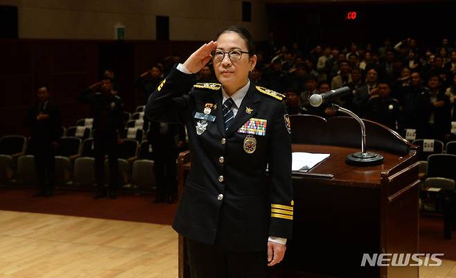 [전주=뉴시스] 김얼 기자 = 임병숙 신임 전북경찰청장이 31일 전북 전주시 전북경찰청에서 열린 취임식에서 국민의례를 하고 있다. 2023.10.31. pmkeul@newsis.com