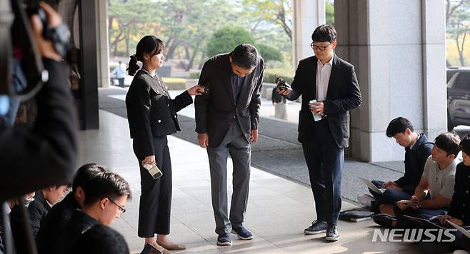 [서울=뉴시스] 김선웅 기자 = 대장동 일당에게서 50억 원의 뇌물을 받았다는 의혹과 관련해 1심 무죄를 선고받은 곽상도 전 의원이 25일 피의자 신분으로 조사를 받기 위해 서울 서초구 서울중앙지검에 출석하며 인사를 하고 있다. 2023.10.25. mangusta@newsis.com