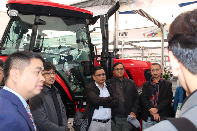 아넬 데 메사 필리핀 농업 차관보(맨 왼쪽)와 농업부 관계자들이 ‘2023년 익산농업기계박람회’ 에서 업체 관계자를 만나 농기계에 대한 설명을 듣고 있다.