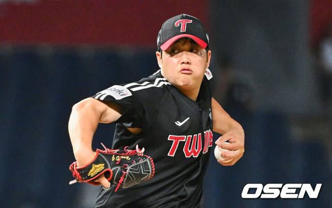 LG 함덕주가 역투하고 있다. / OSEN DB