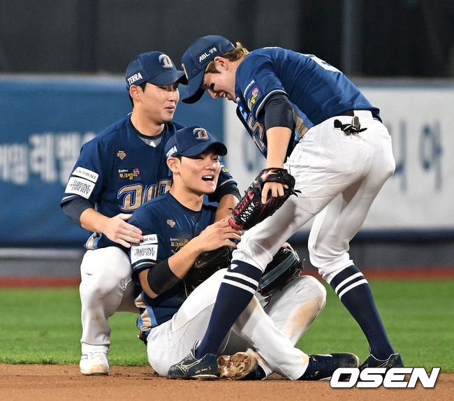 [OSEN=수원, 이대선 기자] NC가 연승 행진이 거침없다. 역대 포스트시즌 최다 연승 타이 기록을 세웠다. 38년 만에 대기록이다. NC는 31일 수원 KT 위즈파크에서 열린 KT와 2023 KBO리그 플레이오프 2차전에서 3-2로 승리했다. 9회말 2사 만루에서 유격수 김주원의 슈퍼 캐치가 승리를 지켜냈다. 경기 종료 후 NC 서호철과 박민우가 호수비를 펼친 김주원과 환호하고 있다. 2023.10.31 /