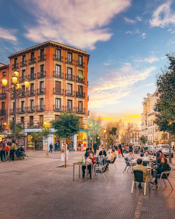 라 라티나 지구의 카스코로 광장. 중세시대 골목이 미로처럼 그대로 남아있다. 천천히 걸어 다니며 구경하다가 다리 아프면 근처 타파스 바에서 커피나 와인 한잔 하기 좋다. © MADRID DESTINO