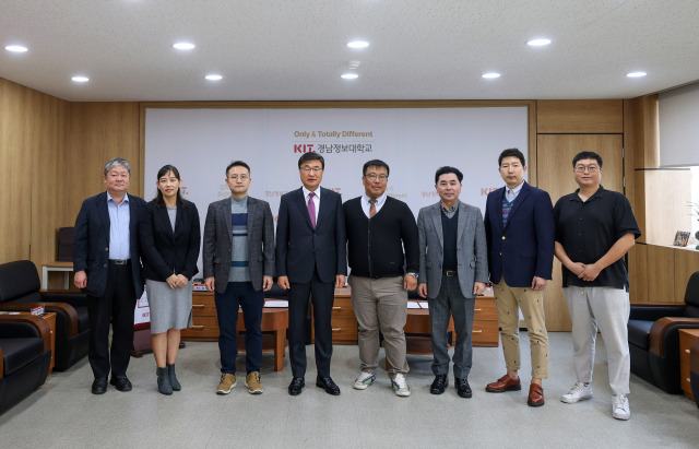 경남정보대학교와 바이오리브가 협약을 맺고 반려동물 헬스케어 관련 공동 기술을 개발하기로 했다. 사진제공=경남정보대