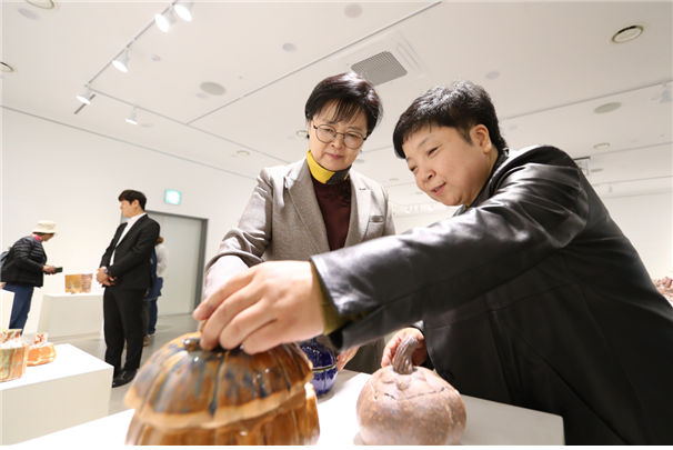 이순희 서울 강북구청장이 지난 30일 강북문화예술회관 청자가마터 체험장 전시를 둘러보고 있다. 사진=서울 강북구 제공