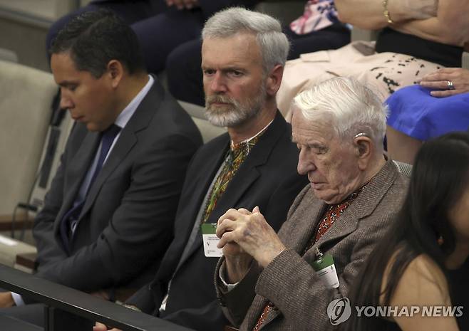 우크라이나 대통령의 캐나다 의회 연설에 초청받은 나치 부역자 야로슬라프 훈카(우측) [AP 연합뉴스 자료사진]