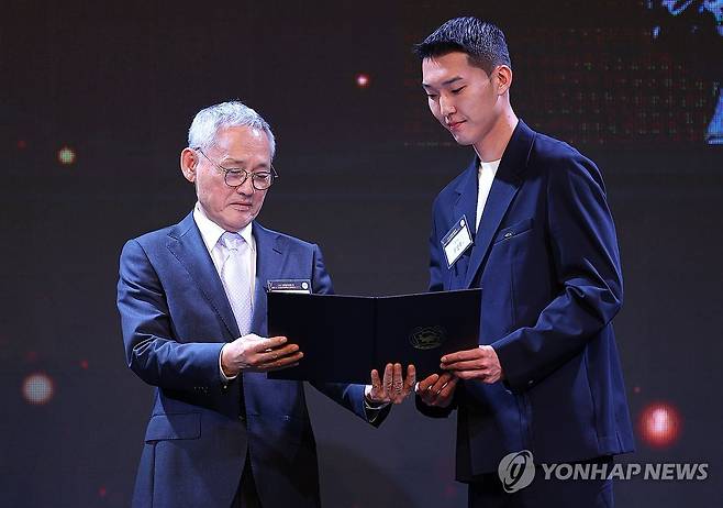 우상혁, 대한민국체육상 경기상 수훈 (서울=연합뉴스) 김도훈 기자 = 31일 오후 서울 중구 플라자호텔 그랜드볼룸에서 열린 제61회 대한민국체육상 정부포상 전수식에서 유인촌 문체부 장관이 경기상을 받은 높이뛰기 우상혁 선수에게 상장을 수여하고 있다. 2023.10.31 superdoo82@yna.co.kr