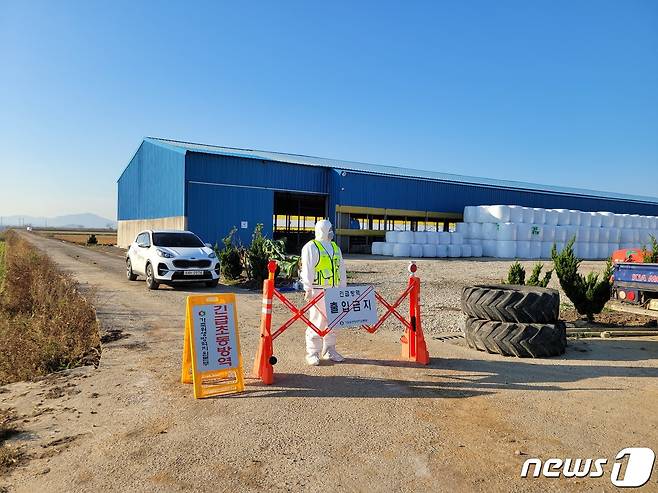 29일 전남지역 첫 럼피스킨병 양성 판정이 나온 전남 무안군의 한 한우농가에서 방역팀이 긴급 방역을 벌이고 있다.(전남도 제공) 2023.10.29/뉴스1