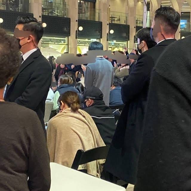 인천의 한 공연장에서 목격된 남현희와 전씨. 전씨의 경호원들도 함께다. (유튜브 '카라큘라 탐정사무소' 갈무리)