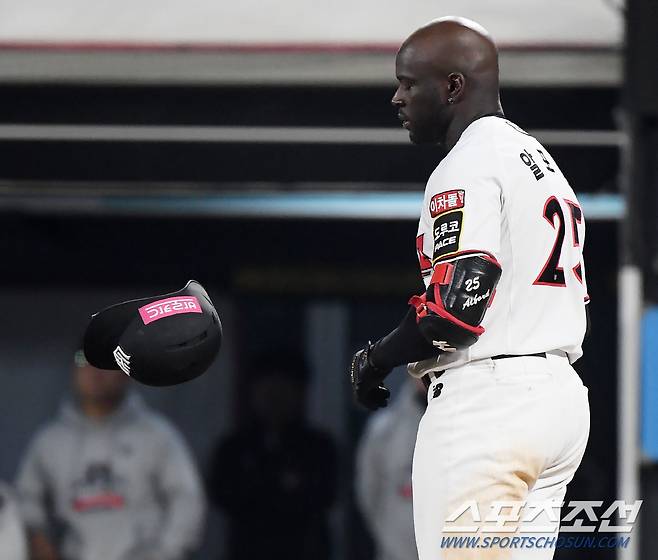 31일 수원 KT위즈파크에서 열린 NC와 KT의 PO2차전. 8회말 2사 1, 2루에서 삼진 당한 알포드가 아쉬워하고 있다. 수원=정재근 기자 cjg@sportschosun.com/2023.10.31/