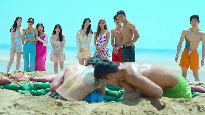 '솔로지옥2'의 남성 출연자들이 데이트권을 쟁취하기 위해 참호에서 격투를 벌이고 있다. /넷플릭스