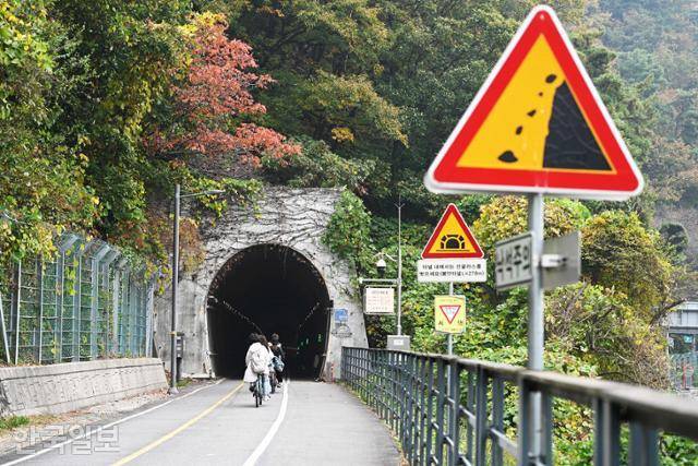 팔당역과 능내역 사이 자전거길의 봉안터널.
