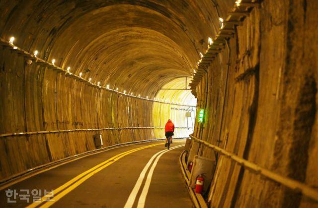 터널을 통과할 때면 옛 선로를 활용한 길이라는 사실이 더욱 실감 난다.