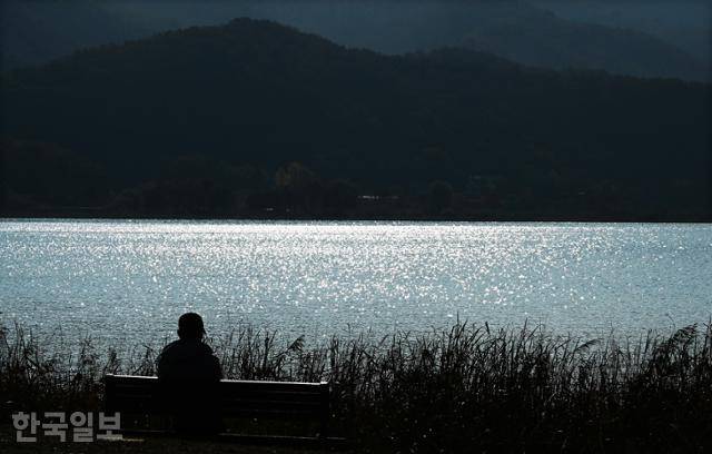 두물머리 앞 팔당호 수면에 햇볕이 반짝거리고 있다.
