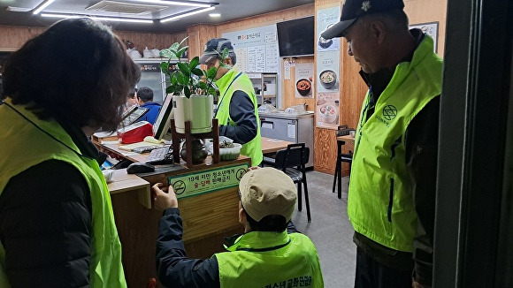 (사)제주도한국청소년연합회 청소년유해환경감시단이 청소년 계도활동을 벌이고 있다. [사진=(사)제주도한국청소년연합회]