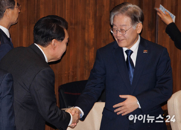 윤석열 대통령이 31일 오전 서울 여의도 국회에서 내년도 정부 예산안에 대한 시정연설을 위해 본회의장에 들어서며 이재명 더불어민주당 대표와 인사를 나누고 있다. [사진=곽영래 기자]