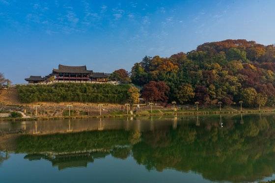 국보로 재지정된 밀양 영남루는 밀양강 절벽의 절경으로 유명하다. 백종현 기자
