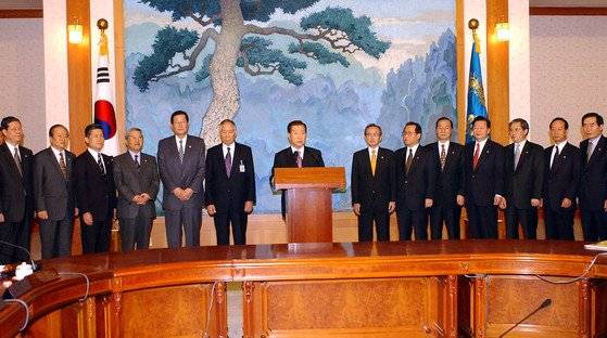 김대중 대통령이 2003년 2월 24일 청와대에서 마지막 국무회의를 주재하기에 앞서 ‘위대한 국민에의 헌사’라는 제목의 퇴임 인사말을 전하고 있다. [중앙포토]