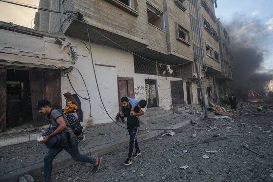 21일(이하 현지시간) 가자지구 팔레스타인인들이 이스라엘의 공습을 피해 대피하고 있다. 이스라엘 방위군(IDF)과 팔레스타인 보건 당국에 따르면 하마스 무장세력의 이스라엘을 공격 이후 팔레스타인인 4385명, 이스라엘인 1400명 이상이 사망했다. 지난 20일에는미국인 인질 2명이 석방되기도했다. EPA=연합뉴스