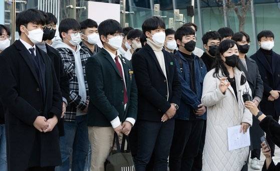 김정선 일원법률사무소 변호사가 2021년 12월 서울 서초구 서울행정법원에서 열린 2022학년도 대학수학능력시험 과학탐구영역 생명과학Ⅱ 출제오류 관련 집행정지 신청 심문을 마친 후 입장을 말하고 있다. 뉴스1
