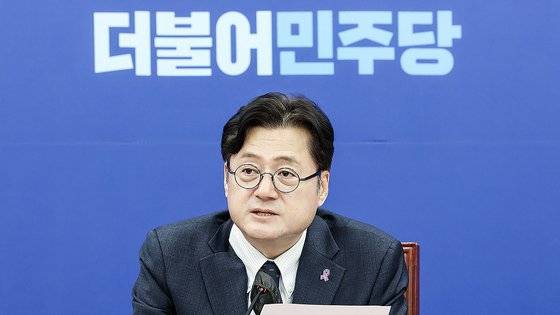 홍익표 더불어민주당 원내대표가 26일 오전 국회에서열린 국정감사 대책회의에 참석해 발언하고 있다. 김성룡 기자
