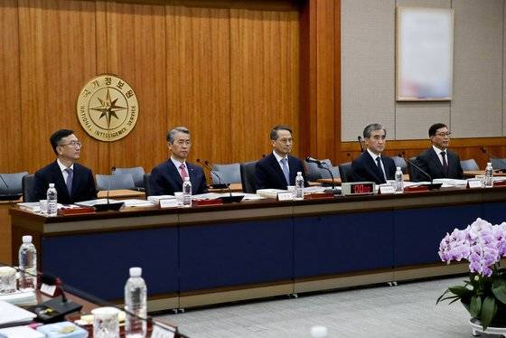 국정원 김남우 기획조정실장(왼쪽부터), 권춘택 1차장, 김규현 원장, 김수연 2차장, 백종욱 3차장이 1일 오전 서울 내곡동 국가정보원 청사에서 열린 국회 정보위원회 국정원에 대한 국정감사에 참석해 있다. 국회사진기자단