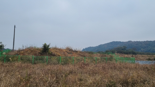 ▲ 원주시 호저면 주산리 일대 섬강 횡성지구 하천정비공사 과정에서 발견된 원삼국시대 적석묘.