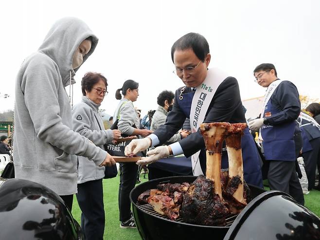 2023 대한민국이 한우먹는날을 맞아 1일서울 하나로마트 양재점에서 한우 생산자단체 관계자들이 시민들에게 한우 풀드비프 요리를 나눠주고 있다.  /사진=최혁 기자