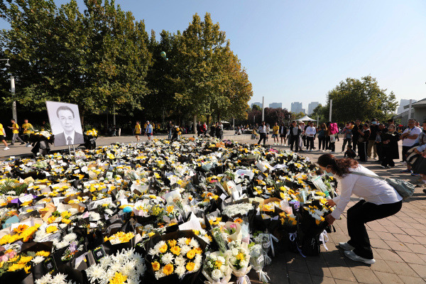 리커창 전 중국 총리가 과거 당서기를 지냈던 허난성의 주민들이 지난 29일 정저우시에 마련된 리 전 총리 추모 공간에서 헌화하고 있다. AP연합뉴스