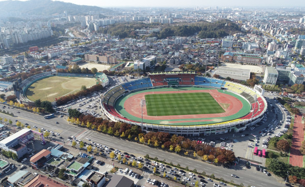 전주종합경기장 전경. 전주시는 최근 경기장 부지 개발 계획을 변경해 오른쪽 육상경기장 일대를 마이스 산업 복합단지로 조성키로 하고 사업에 속도를 내고 있다. 왼쪽에 있는 야구장은 지난 5월 철거됐다. 이곳에는 시립미술관 등이 들어설 예정이다. 전주시 제공