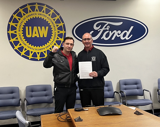 벤저민 딕터 전미자동차노조(UAW) 변호사(왼쪽)가 포드 노조 대표와 함께 기념촬영을 하고 있다. [출처=벤저민 딕터 X]