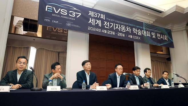 1일 서울 중구 한국프렌스센터에서 열린 EVS37 기자간담회에 참석한 조직위원회 관계자들. (왼쪽부터)손영욱 위원장, 정윤영 위원장, 김철수 위원장, 선우명호 대회장, 기석철 위원장, 이재조 위원, 황장연 위원. /사진제공=세계전기자동차협회