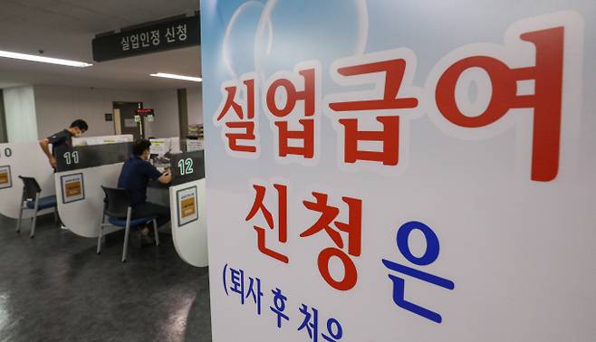 서울 마포구 서부고용복지플러스센터에서 구직자들이 실업급여 상담을 받고 있다. / 사진=뉴시스 권창회 기자