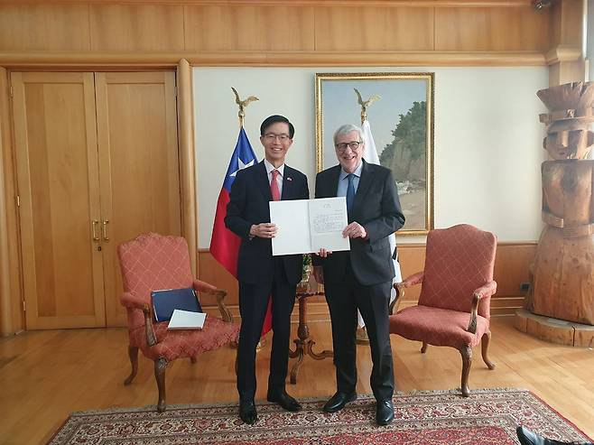 방문규(왼쪽) 산업통상자원부 장관이 지난 31일(현지시간) 칠레 산티아고 외교부 청사에서 알베르토 반 클라베렌 외교부 장관에게 윤석열 대통령 친서를 전달한 후 기념촬영을 하고 있다.[산업통상자원부 제공]