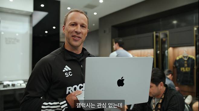 애플이 신제품 공개 동영상에서 “갤럭시는 관심 없는데”라고 언급하자 삼성전자를 저격했다는 반응이 나온다. [애플 공식 유튜브 채널]