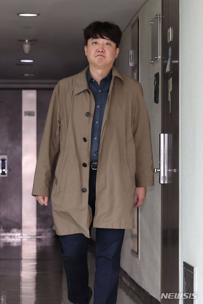 [서울=뉴시스] 김금보 기자 = 이준석 전 국민의힘 대표가 1일 오후 서울 종로구 김종인 전 국민의힘 비상대책위원장 사무실로 향하고 있다. 2023.11.01. kgb@newsis.com