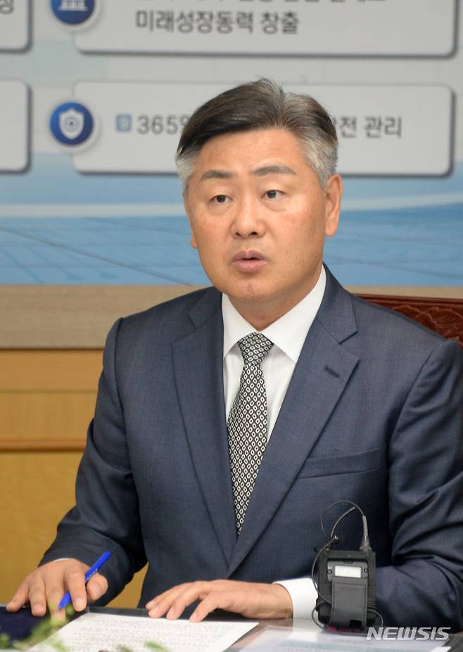 [전주=뉴시스] 김얼 기자 = 김관영 전북도지사가 30일 전북 전주시 전북도청 회의실에서 열린 '법무부-전라북도 외국인·이민 정책 테스트베드 업무 협약식'에서 인사말을 하고 있다. 2023.10.30. pmkeul@newsis.com