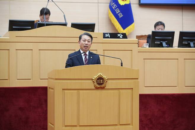 이재태 전남도의원(더불어민주당, 나주 3)이 1일 제376회 제2차 정례회 제1차 본회의에서 대표 발의한 '제4차 사회적기업 기본계획 철회 촉구 건의안' 내용에 대해 밝히고 있다. 전남도의회 제공