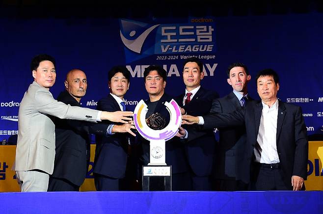 프로배구 여자부 감독들. KOVO 제공