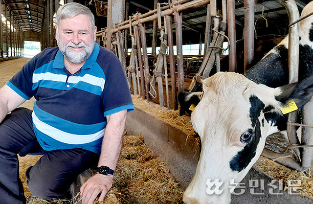 아일랜드에서 온 마이클 리어던 신부는 제주시 한림읍에 있는 성이시돌목장을 운영하며 사회복지 활동에도 힘쓰고 있다. 유기농방식으로 젖소를 사육하는 리어던 신부.