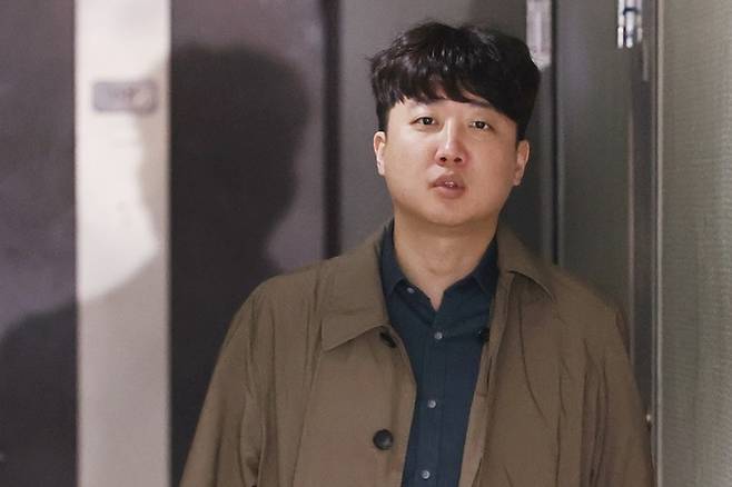 이준석 전 국민의힘 대표가 1일 오후 서울 종로구의 김종인 전 비상대책위원장 사무실을 방문하고 있다. 뉴스1